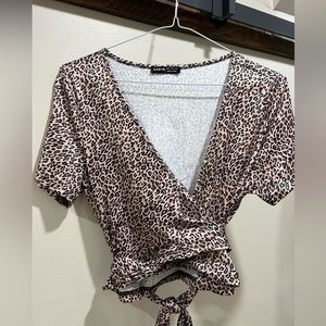 Cheetah Print Wrap-Around cropped Tee